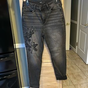 Black faded jeans with embroidery